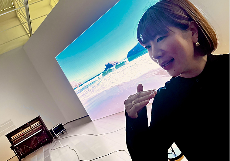 Peces, frutas y goteras 'tocan' la sinfonía plástica de Yuko Mohri