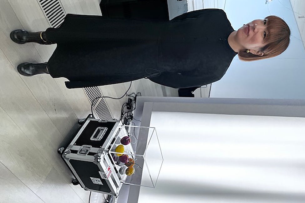 La electricidad generada por la descomposición de las fruta crea luz y sonido en esta pieza de Mohri.