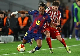 Lamine Yamal y Julián Álvarez, cara a cara durante el Barça-Atlético de Copa.