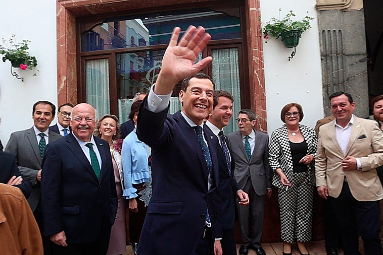 Moreno apela a la 'vía andaluza' para salvar la absoluta y evitarse el «follón» de pactar con Vox