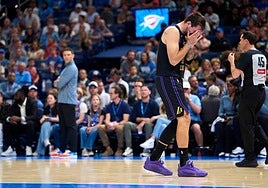 Luka Doncic abandona la cancha tras lesionarse.