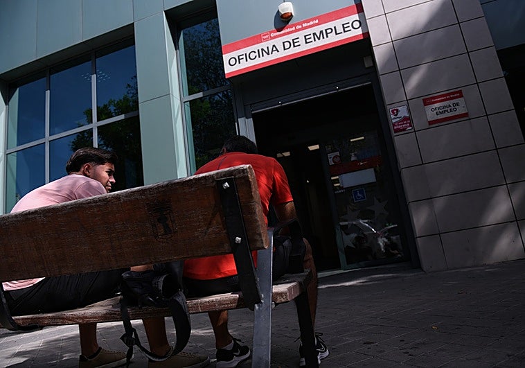 El origen familiar sigue marcando la carrera laboral de los españoles, advierte la OCDE