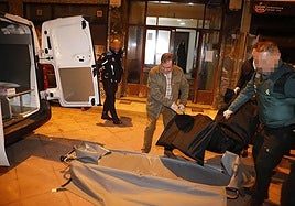 Los servicios funerarios trasladan el cuerpo del hombre apuñalado en Villaviciosa.