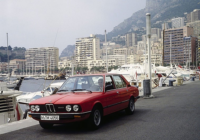 Mientras los atletas corrían en el estadio, así nació la Serie 5 de BMW
