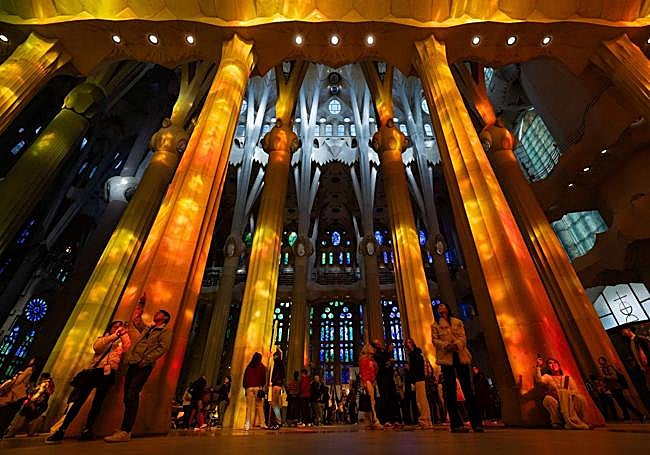 Turistas visitan la Sagrada Familia