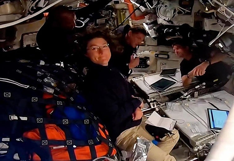 Orión alcanza la cara oculta de la Luna tras culminar el viaje más lejano jamás hecho y ya está camino de la Tierra