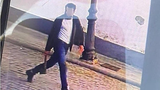 Agrede con un hacha a tres vecinos en Granada «sin mediar palabra»