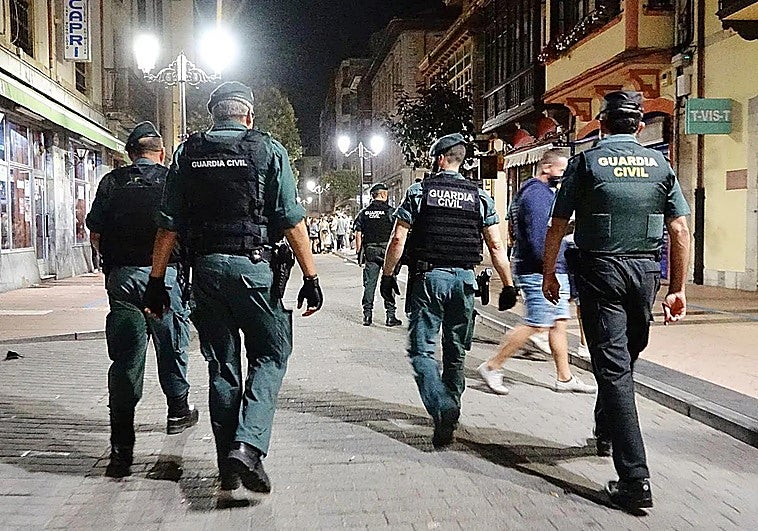 Herido de bala delante de un pub en Ribadesella por un vecino que disparó por la ventana porque no le dejaba dormir