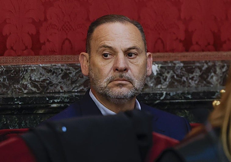 Los sobres con dinero del PSOE marcan por sorpresa el inicio del juicio a Ábalos