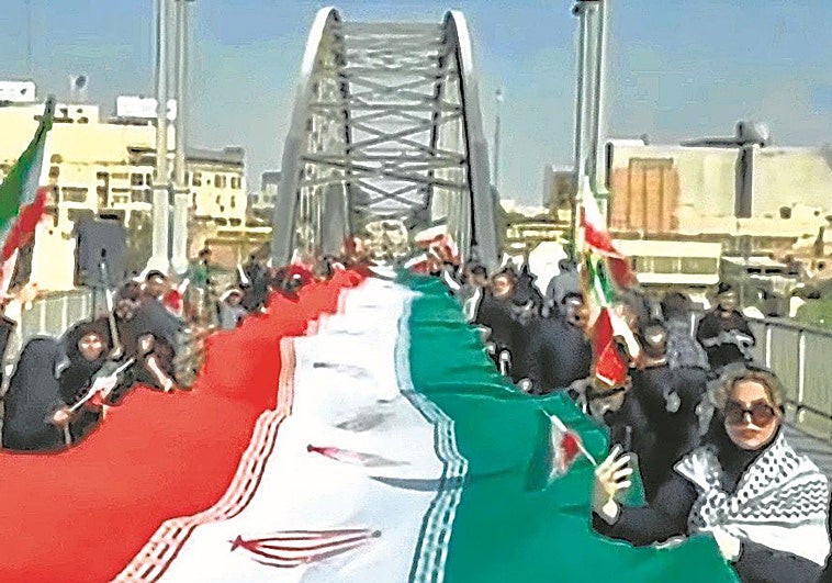 Miles de iraníes hacen de escudos humanos para evitar ataques a centrales energéticas