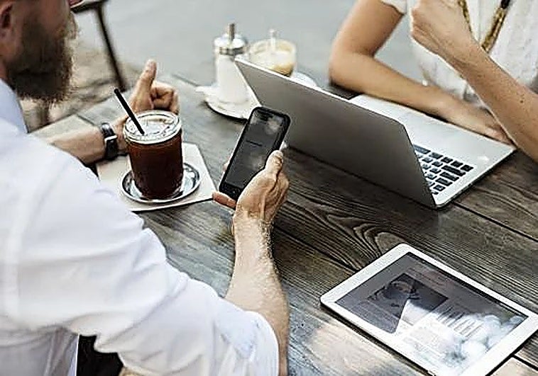 La razón científica por la que deberías quitar el móvil de la mesa