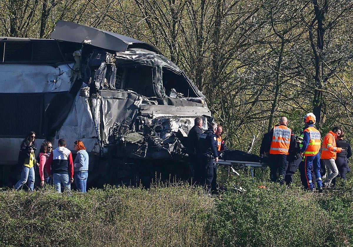 Un muerto y quince heridos al chocar un tren de alta velocidad y un ...