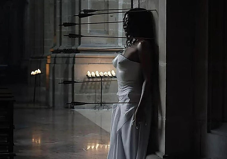 Abogados Cristianos denuncia a la rapera Tokischa por profanar una basílica de San Sebastián al grabar «semidesnuda» un clip