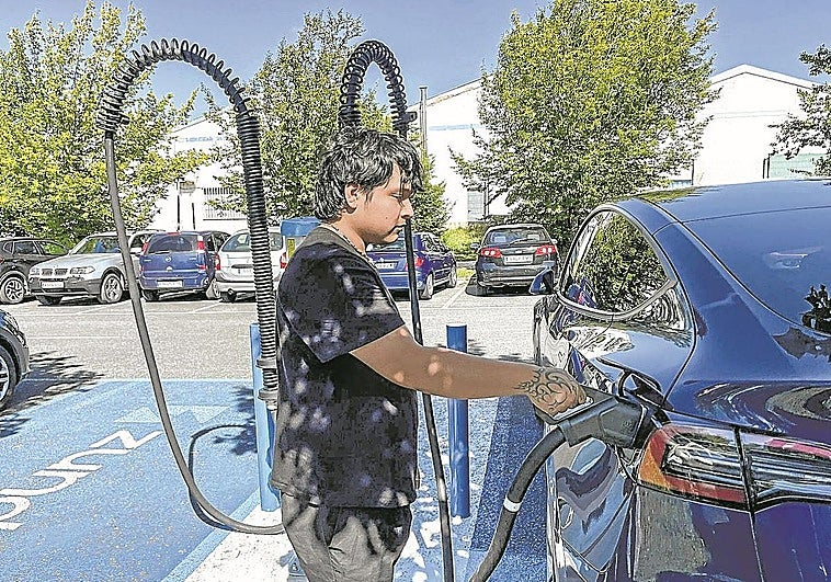 El coche eléctrico gana atractivo con la guerra: un euro y medio por cada 100 km frente a los ocho de un gasolina o diésel