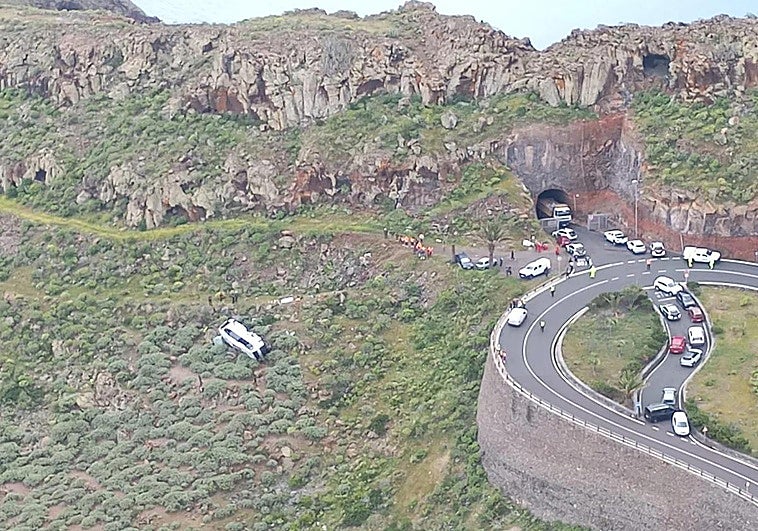 Un muerto y catorce heridos, tres de ellos graves, en un accidente de autobús en Canarias