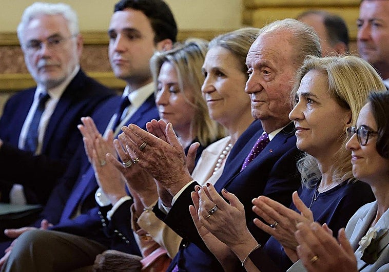 El rey emérito admite en París que su situación actual «le entristece»