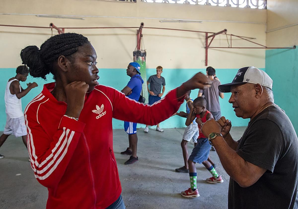 Imagen principal - Abelardo Guerra en la escuela de boxeo.