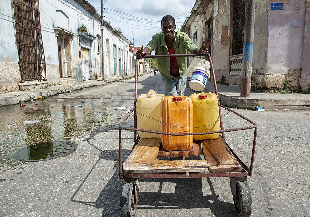 Imagen principal - Muchos se ven obligados a buscar agua en el subsuelo.