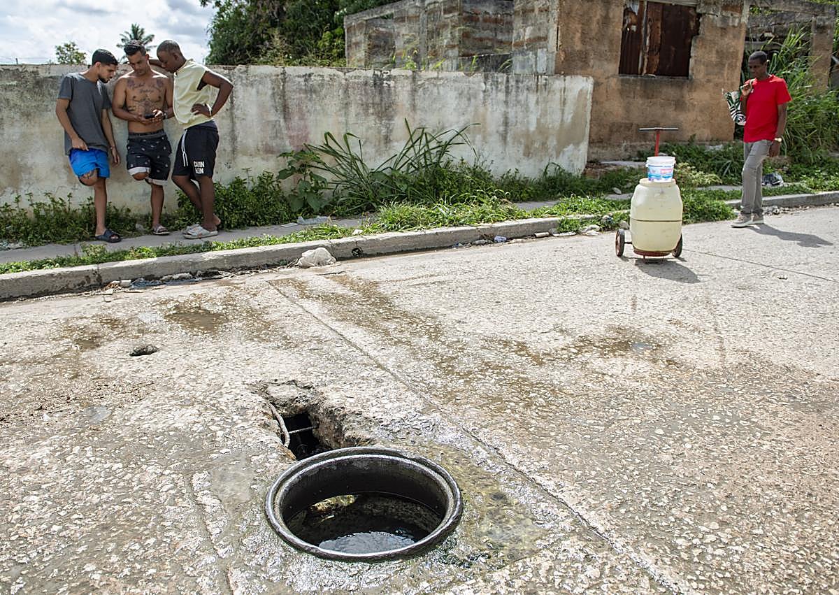 Imagen secundaria 1 - Muchos se ven obligados a buscar agua en el subsuelo.