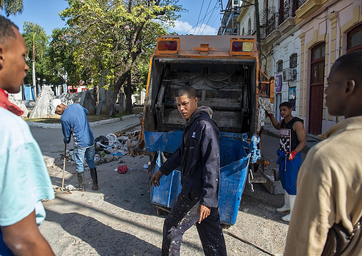 Imagen secundaria 1 - Los cubanos conviven con montañas de basura, a las que a menudo pegan fuego. El Gobierno usa presos para retirarla allí donde llega el combustible.
