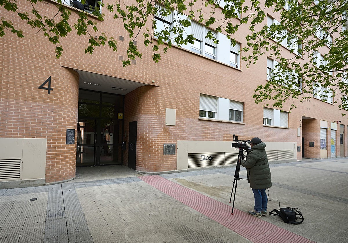 Investigan la muerte de una mujer en Pamplona tras caer cuando se descolgaba con una sábanas de un tercer piso
