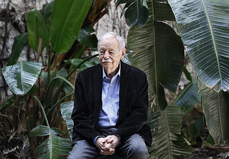 Eduado Mendoza: «El humor lo considero un trabajo y me lo tomo en serio, muy en serio»