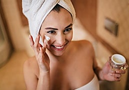 Los mejores packs de skincare de hidratación para cuidar tu piel todo el año