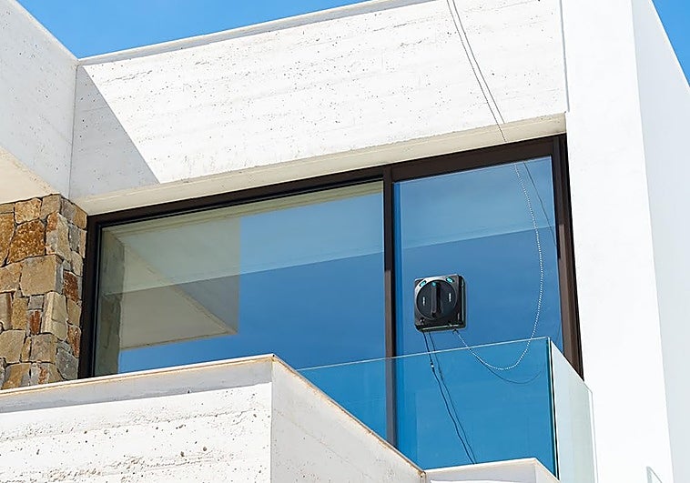 Limpia tus cristales sin subirte a una escalera con este robot limpiacristales de Cecotec