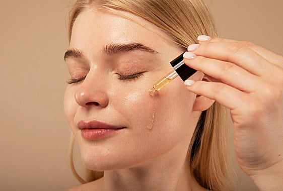 Reduce las manchas y rojeces de tu piel con estos sérums con ácido azelaico