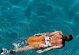 Las mejores boyas de natación tanto para aguas abiertas como para piscinas