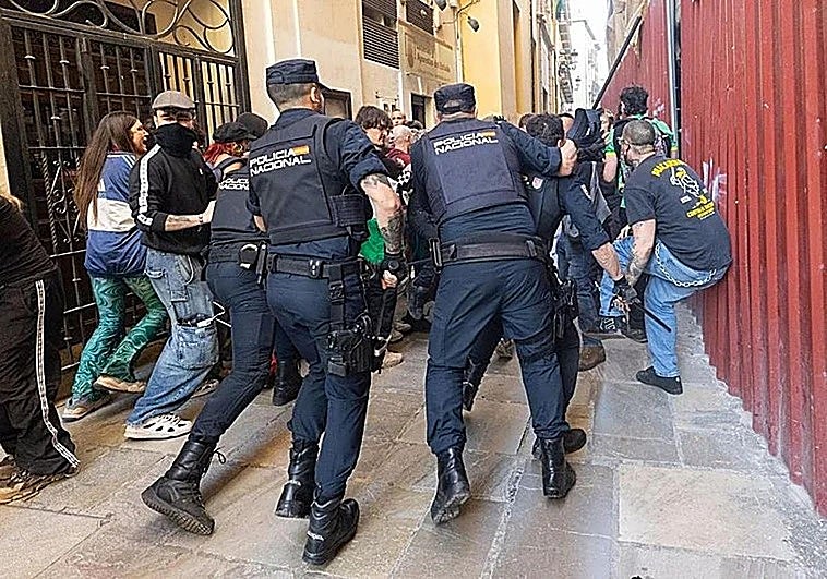 Incidentes en los instantes previos, durante y tras el mitin de Abascal en Granada