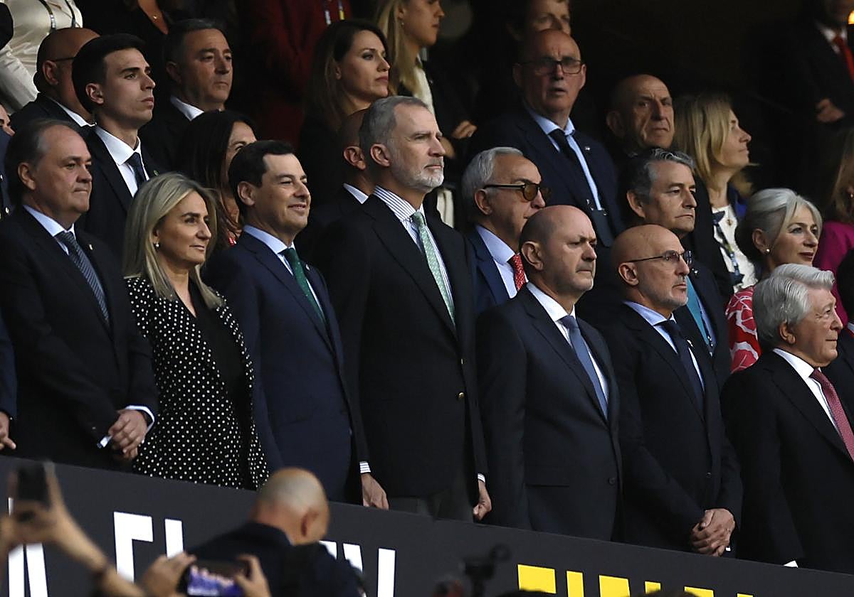 Pitos y aplausos al himno de España