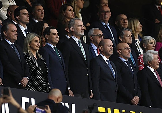 Pitos y aplausos al himno de España