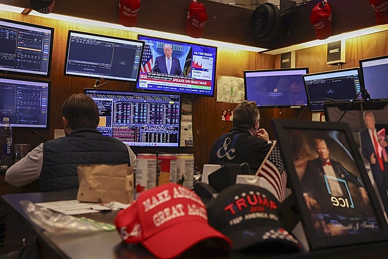 Grupos inversores ganan millones con las decisiones geopolíticas de la Casa Blanca