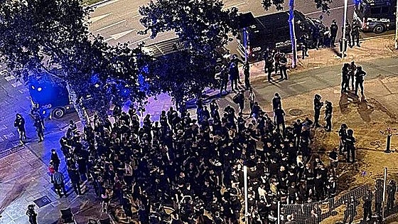La Policía evita una pelea entre ultras en el centro de Sevilla antes de la final de Copa