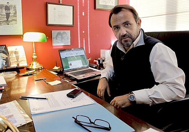 El abogado Enrique Vila, en su despacho de Valencia.