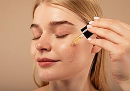 Reduce las manchas y rojeces de tu piel con estos sérums con ácido azelaico