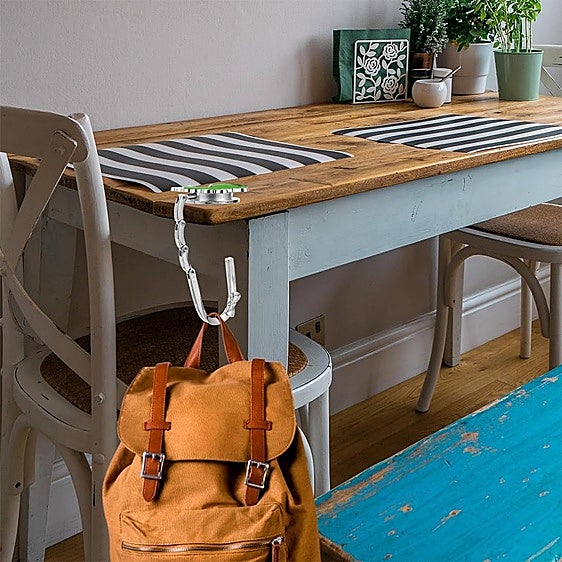 Lleva siempre contigo uno de estos prácticos ganchos de mesa para bolsos