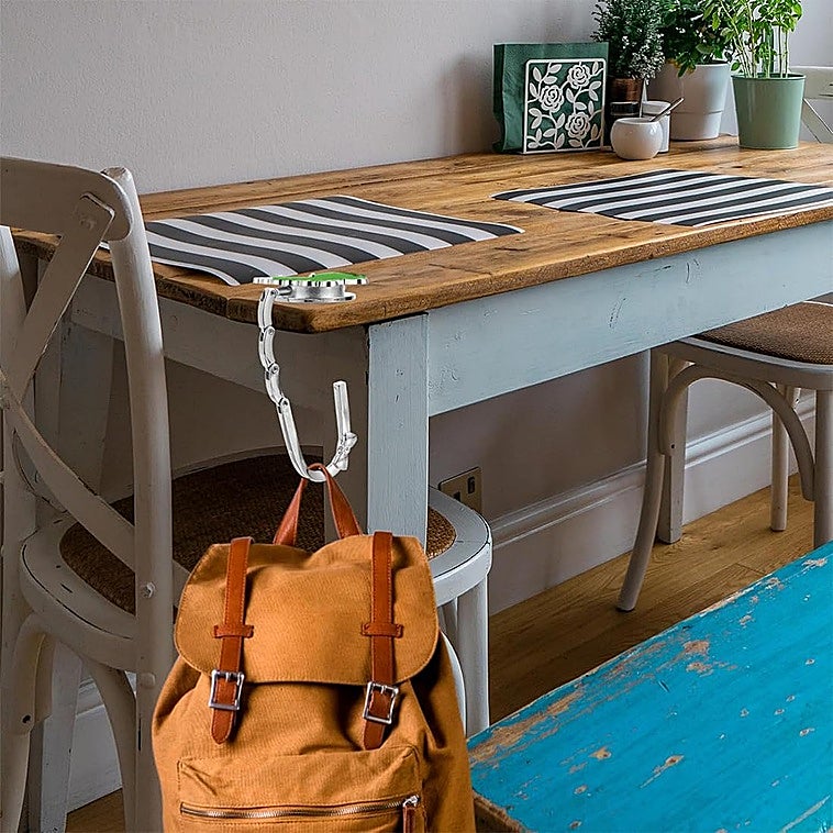 Lleva siempre contigo uno de estos prácticos ganchos de mesa para bolsos