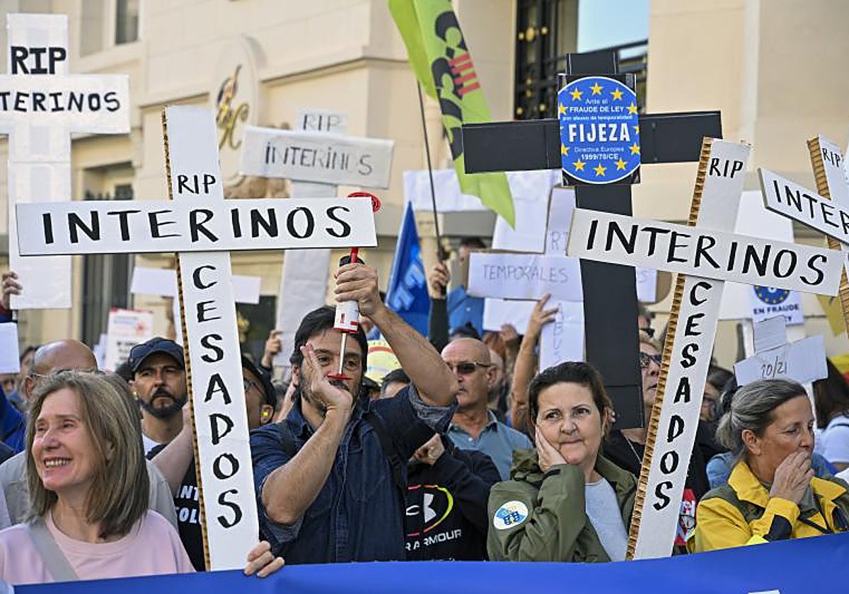 Interinos durante una manifestación frente al Congreso de los Diputados.
