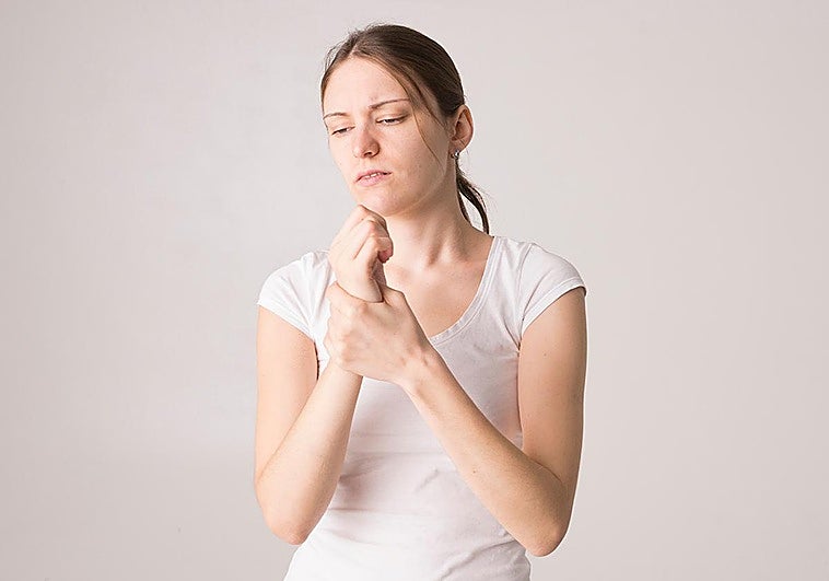 Hacer la letra muy pequeña, perder olfato… estos son los síntomas que anticipan el párkinson