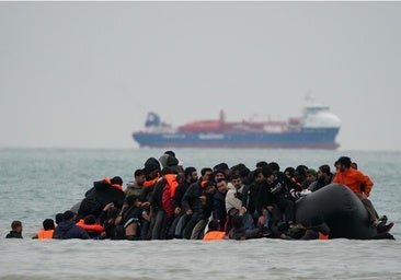 El Reino Unido pagará a Francia 770 millones para frenar la inmigración en el Canal de la Mancha