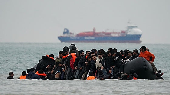 El Reino Unido pagará a Francia 770 millones para frenar la inmigración en el Canal de la Mancha