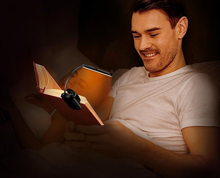 Lee en cualquier parte gracias a estas lámparas de lectura portátiles