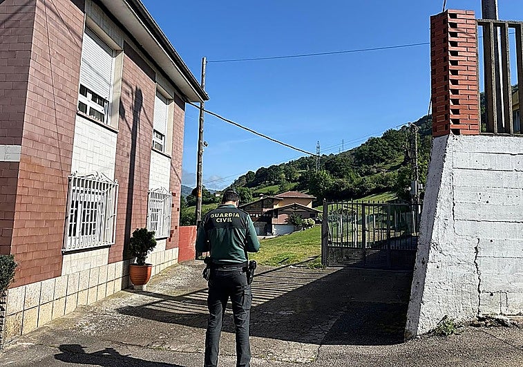 Hallan a un hombre muerto y a su esposa gravemente herida por disparos en su casa de Asturias