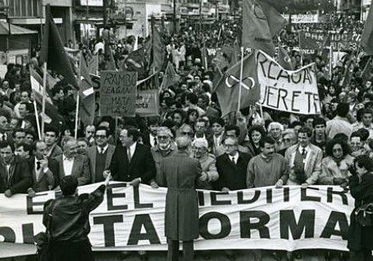 Del 'no a la OTAN' a La Moncloa, las siete vidas de Izquierda Unida