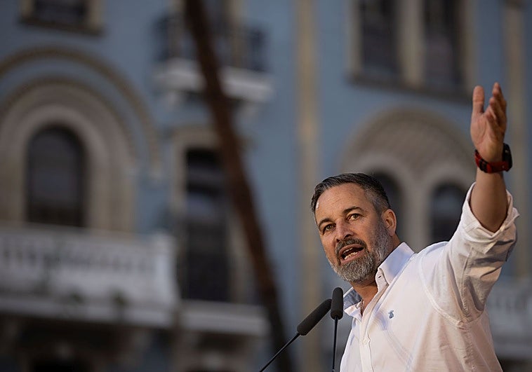 Vox coge aire con la 'prioridad nacional' y vuelve a apretar al PP