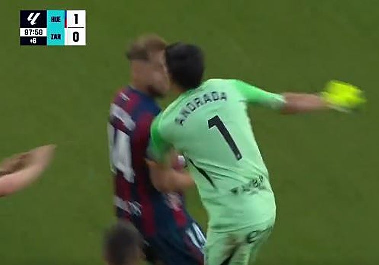 Bochornosa tangana en el derbi aragonés, con puñetazo incluido