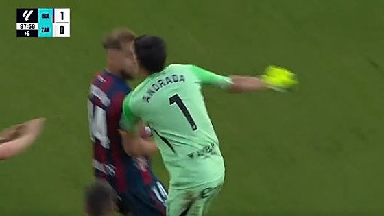 Bochornosa tangana en el derbi aragonés, con puñetazo incluido