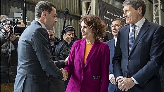 Moreno se afana en encapsular su campaña mientras Montero se encomienda a Sánchez